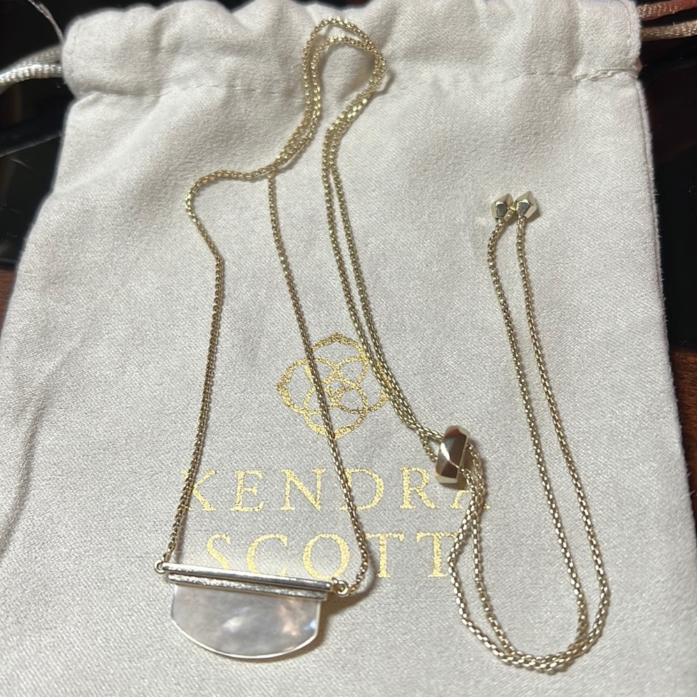 Dean Pendant Necklace in Ivory Pearl